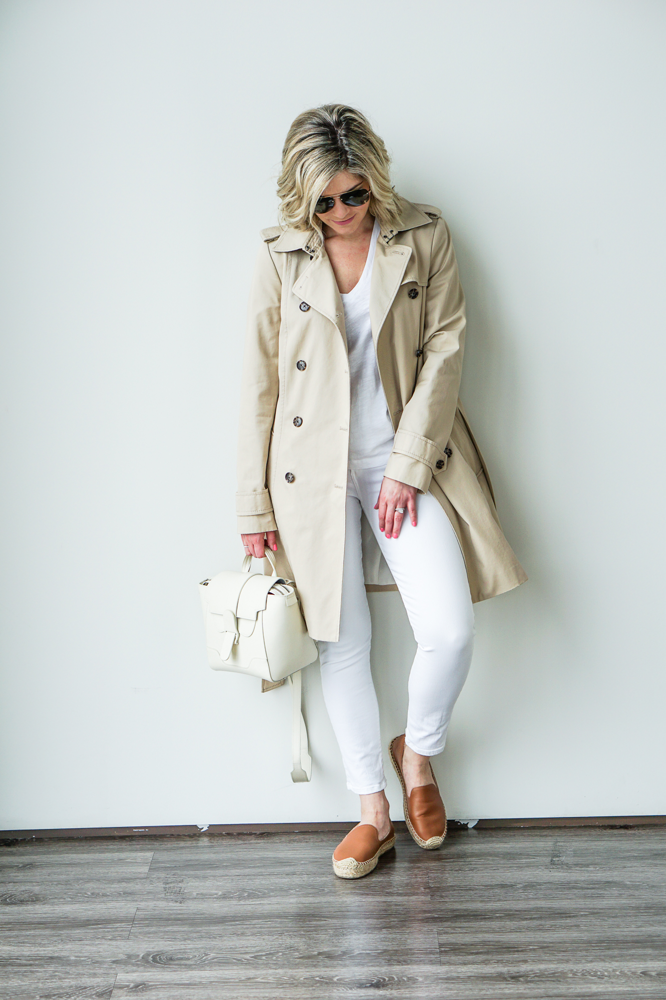 TRENCH COAT and jeans outfit  White tee jeans, Casual fall