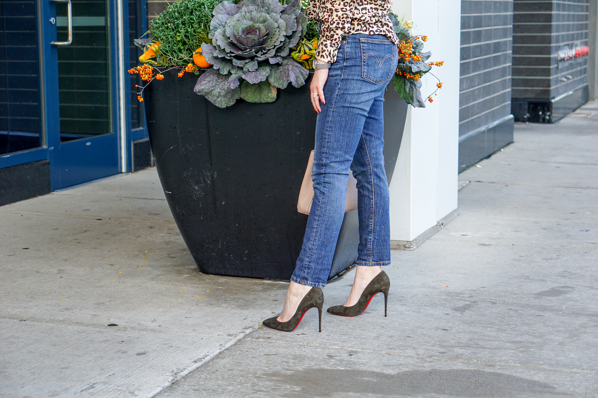 How to Wear High Waisted Jeans - The New Mom Jean - Walking in Memphis in  High Heels